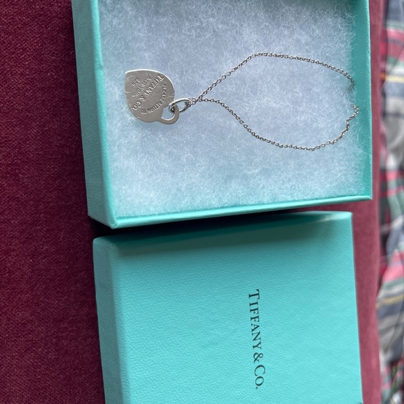 Return to Tiffany Pendant & Chain - Picture 4 of 5